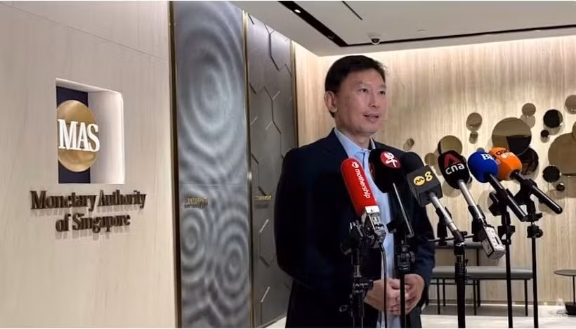 Le vice-président de l'Autorité monétaire de Singapour, Chee Hong Tat, s'adresse aux médias le 27 mars 2026. (Photo : CNA)