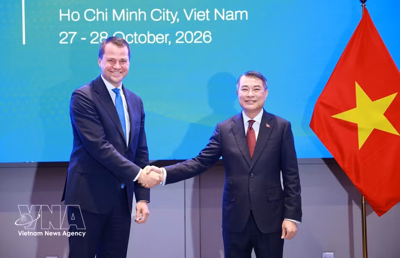 Le Premier ministre Lê Minh Hung (droite) et Stephan Mergenthaler, directeur général du WEF. Photo : VNA