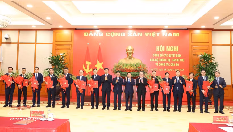 Le permanent du Secrétariat du Comité central du Parti, Trân Câm Tu, et les dirigeants du Parti et de l’État félicitent les cadres nouvellement chargés de leurs fonctions. Photo : VNA