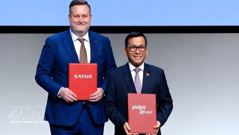 Des représentants de Vietjet et de Satair procèdent à l’échange d’un protocole d’accord stratégique visant à renforcer leur coopération dans les domaines des chaînes d’approvisionnement aéronautiques, de la gestion des matériaux et des solutions de soutien aux opérations et à la maintenance des aéronefs. Photo : VNA