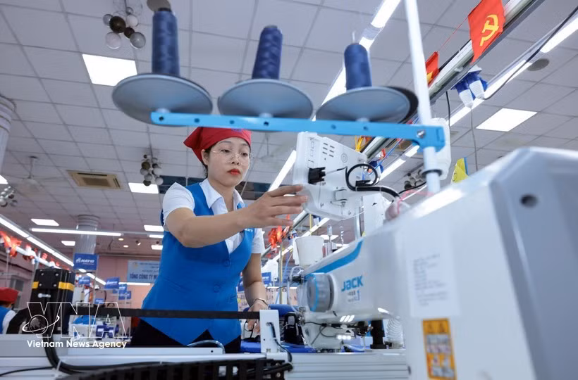 Les exportations de vêtements et de textiles ont généré 46 milliards de dollars en 2025, le secteur visant 48 milliards de dollars pour 2026. (Photo : VNA)