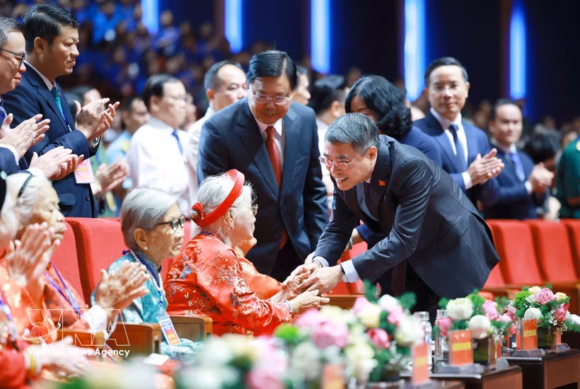 Le Premier ministre Lê Minh Hung échange avec des Mères héroïques vietnamiennes lors de la Conférence nationale 2026 en hommage aux personnes ayant rendu des services méritoires à la révolution. Photo : VNA