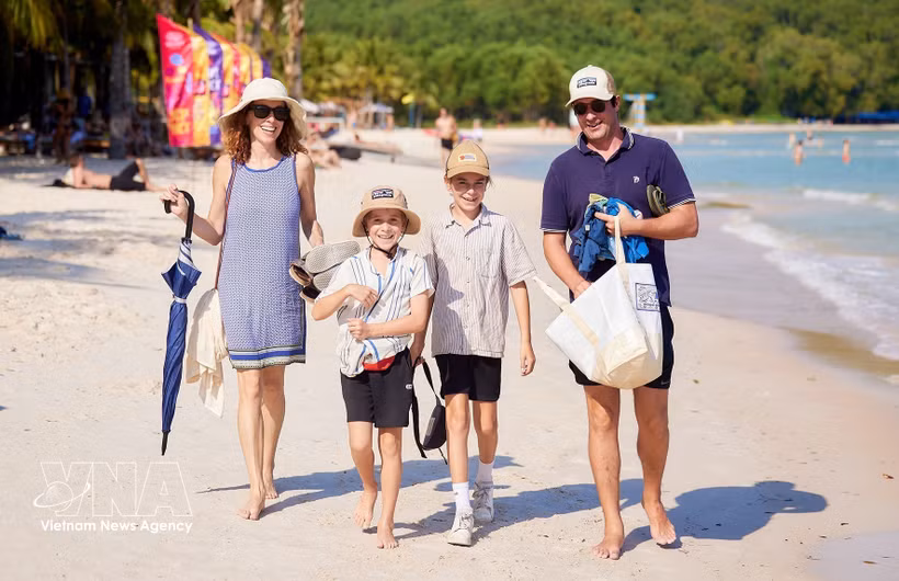 Des touristes internationaux découvrent Bai Kem, dans la zone spéciale de Phu Quoc (An Giang). Photo : VNA