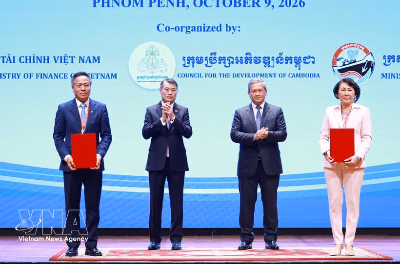 En présence des deux Premiers ministres vietnamien et cambodgien, les organismes et entreprises des deux pays ont échangé cinq documents de coopération. Photo : VNA