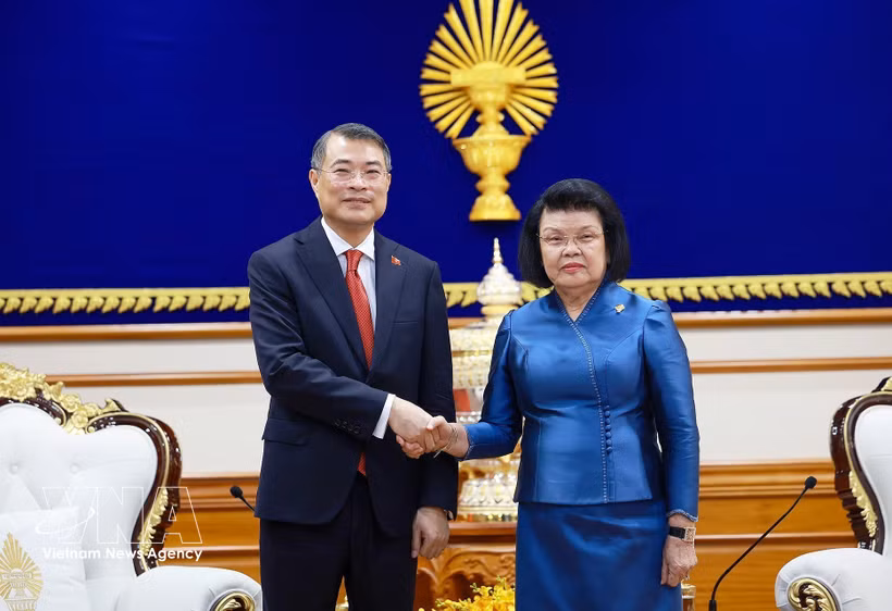 Le Premier ministre Lê Minh Hung et la présidente de l’Assemblée nationale cambodgienne Khuon Sudary. Photo : VNA