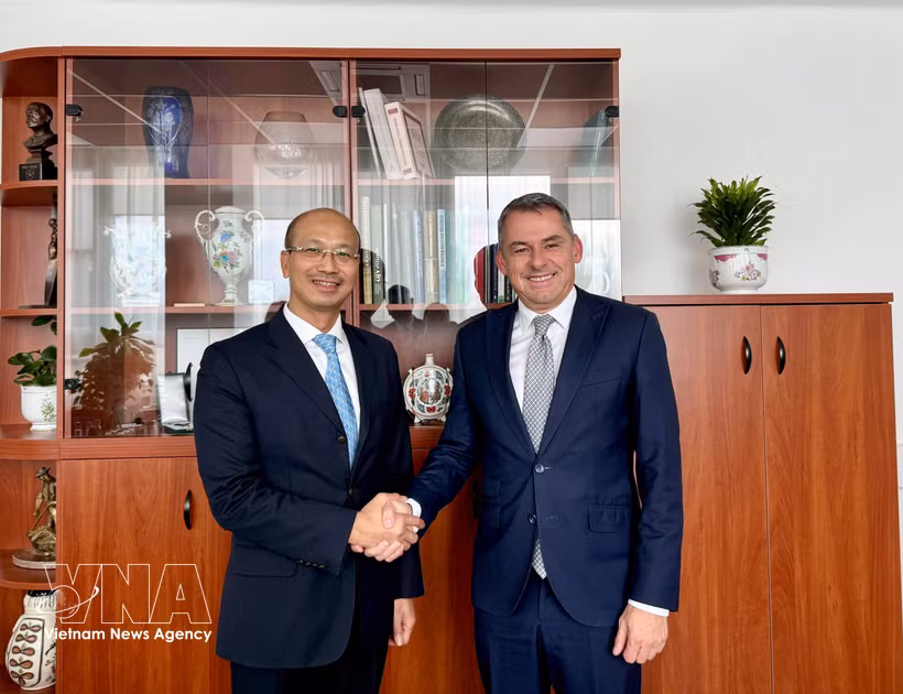 L’ambassadeur du Vietnam en Hongrie, Bui Le Thai (gauche) et Le professeur Csaba Gyuricza. Photo : VNA