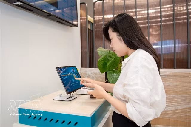 Les clients peuvent effectuer des transactions numériques en toute autonomie, ce qui leur permet de gagner du temps et de simplifier les démarches. Photo : VNA