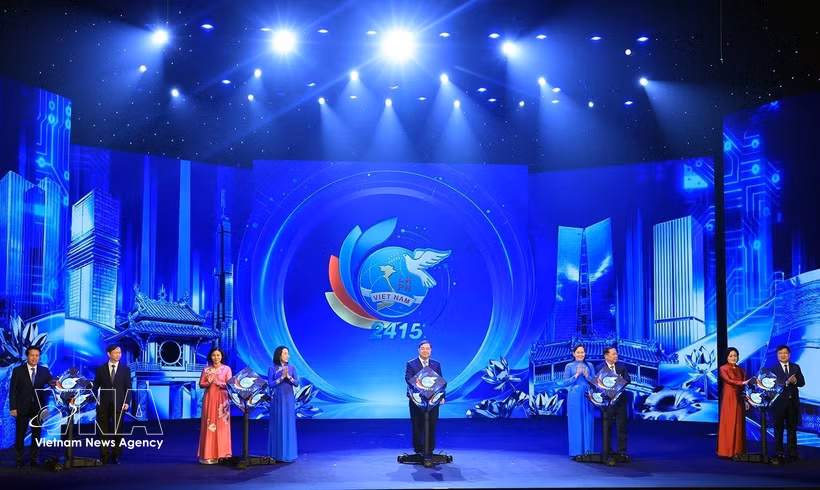 Les délégués procèdent au lancement du concours « Entrepreneuriat féminin par l’innovation et valorisation des marques vietnamiennes 2027 ». Photo : VNA