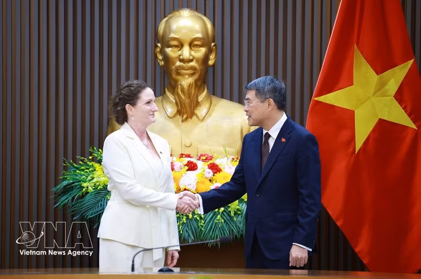 Le Premier ministre Lê Minh Hung et l’ambassadrice de Nouvelle-Zélande au Vietnam, Caroline Beresford. Photo : VNA