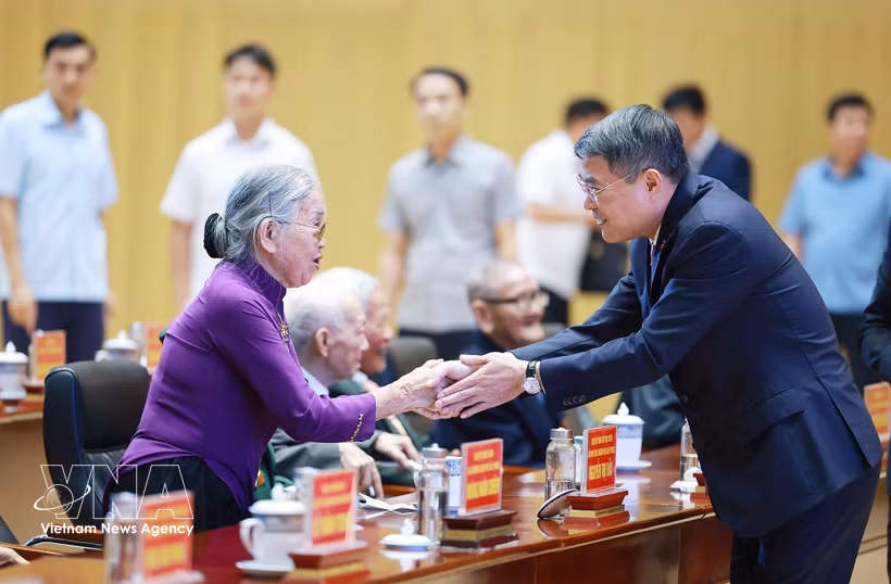 Le Premier ministre Lê Minh Hung avec des membres vétérans du Parti du Comité du Parti de la ville de Hai Phong. Photo : VNA