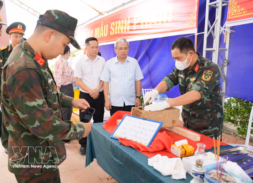 Des cadres et soldats du Commandement militaire de la province de Phu Tho photographient et numérisent les informations relatives aux échantillons de restes de martyrs destinés aux analyses ADN. Photo : VNA
