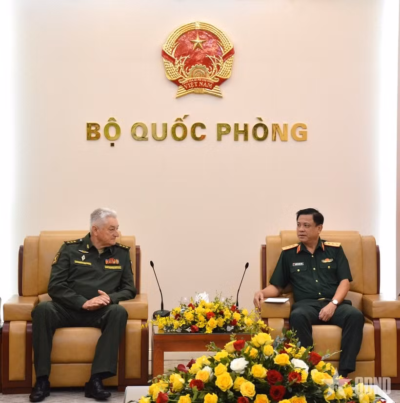Le vice-ministre vietnamien de la Défense, le général de corps d’armée Nguyên Truong Thang (droite) et le général de corps d’armée Vladimir Borisovich Zarudnitsky, directeur de l’Académie militaire de l’État-major général des Forces armées de la Fédération de Russie. Photo : qdnd.vn