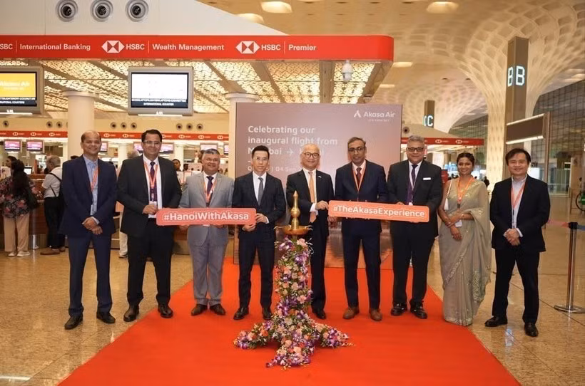 L'ambassadeur du Vietnam en Inde, Trinh Minh Manh (cinquième en partant de la droite), et le consul général du Vietnam à Mumbai, Le Quang Bien (sixième en partant de la droite), lors de la cérémonie d'inauguration de la liaison aérienne (Photo fournie par l'ambassade du Vietnam en Inde).