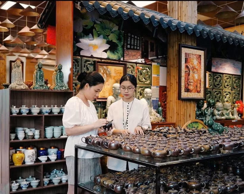 L’espace d’exposition des produits du village de poterie de Bat Trang, à Hanoï, attire de nombreux visiteurs venus découvrir ses créations et son savoir-faire. Photo : qdnd.vn
