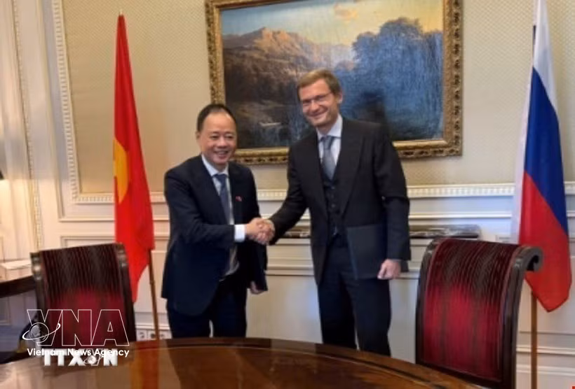 Le professeur-docteur Trân Hông Thai, président de l’Académie des sciences et des technologies du Vietnam, et Artyom Zassourky, vice-président chargé des activités internationales du groupe public AFK Sistema. Photo : VNA