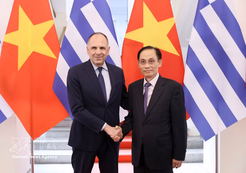 Le ministre vietnamien des Affaires étrangères, Le Hoai Trung (droite) et son homologue grec George Gerapetritis. Photo : VNA