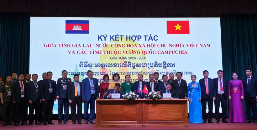 Le président du Comité populaire de la province de Gia Lai, Pham Anh Tuan, signe un accord de coopération avec le gouverneur de la province de Ratanakiri. Photo : VNA