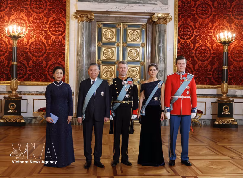 Le secrétaire général du Parti et président de la République, To Lam, et son épouse Ngo Phuong Ly posent avec le roi Frederik X, la reine Mary et le prince héritier Christian du Danemark. Photo : VNA