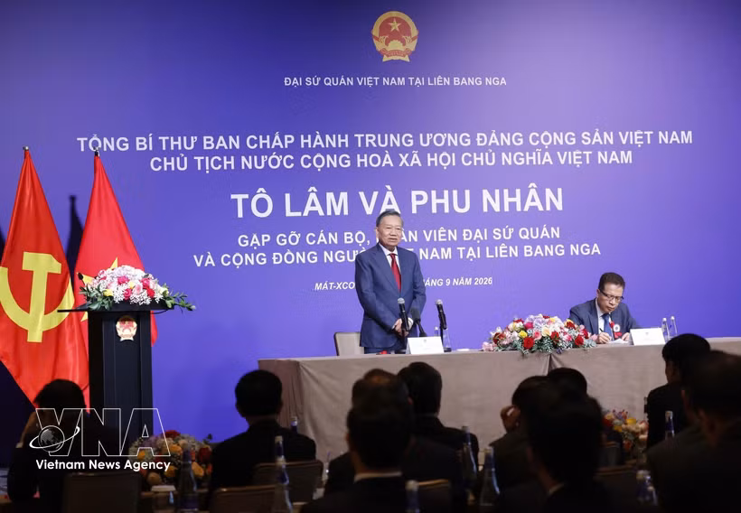 Le secrétaire général du Comité central du Parti communiste du Vietnam et président de la République, Tô Lâm, lors de la rencontre avec des cadres et employés de l’ambassade du Vietnam ainsi que des représentants de la communauté vietnamienne en Russie. Photo : VNA