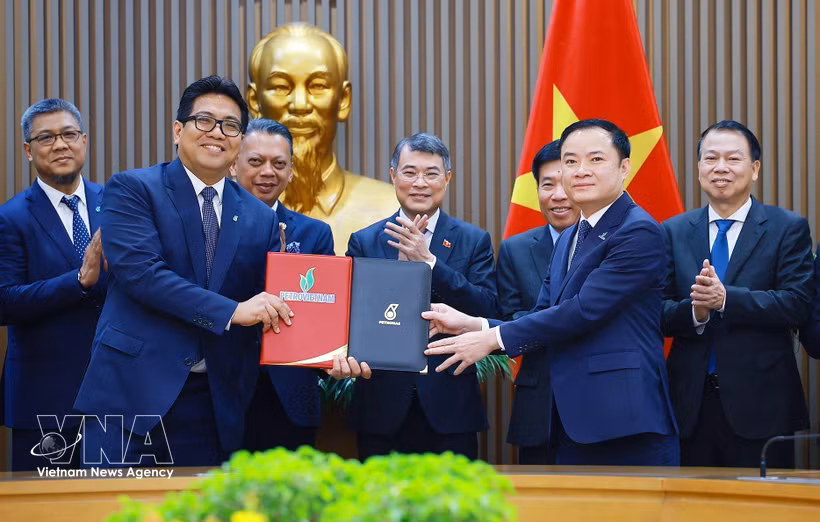 Le Premier ministre Lê Minh Hung assiste à la cérémonie de remise de l’Accord d’alliance stratégique entre le Groupe national de l’industrie et de l’énergie du Vietnam (PVN) et la Compagnie nationale pétrolière de Malaisie (PETRONAS). Photo : VNA
