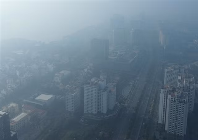Les rues de Hanoï sont recouvertes d'une fine poussière. La capitale a mis en œuvre diverses mesures pour lutter contre la pollution atmosphérique, en particulier durant la saison sèche. Photo : VNA