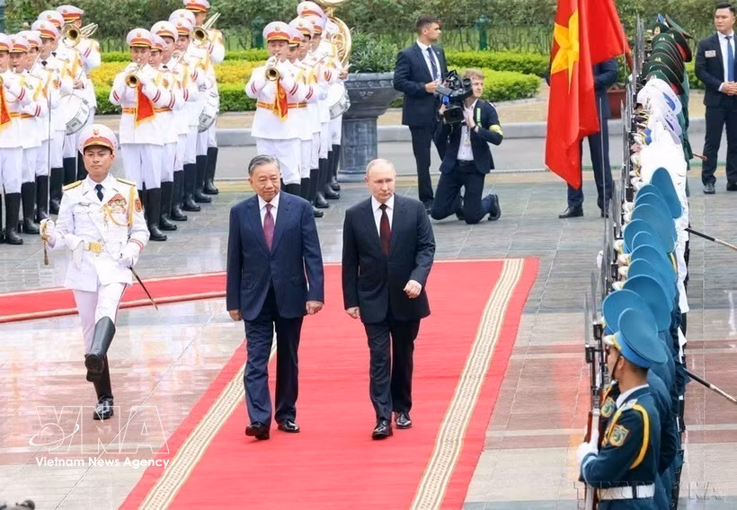 Le président Tô Lâm préside la cérémonie d’accueil officielle du président russe Vladimir Poutine, en visite d’État au Vietnam les 19 et 20 juin 2024. Photo : VNA