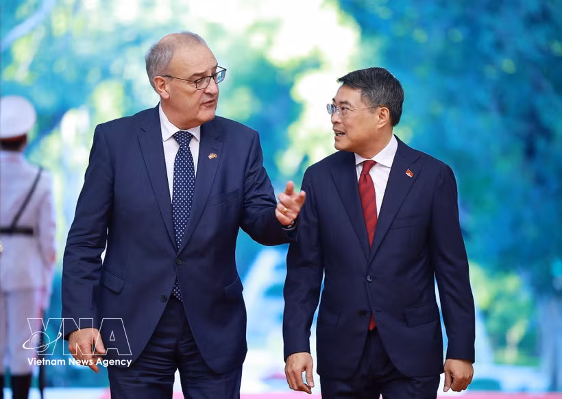 Le Premier ministre Lê Minh Hung (droite) et le président suisse Guy Parmelin. Photo : VNA