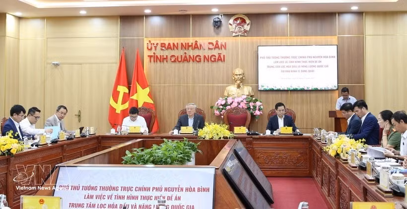 Lors de la séance de travail entre le vice-Premier ministre permanent Nguyen Hoa Binh et les autorités de la province centrale de Quang Ngai. Photo : VNA