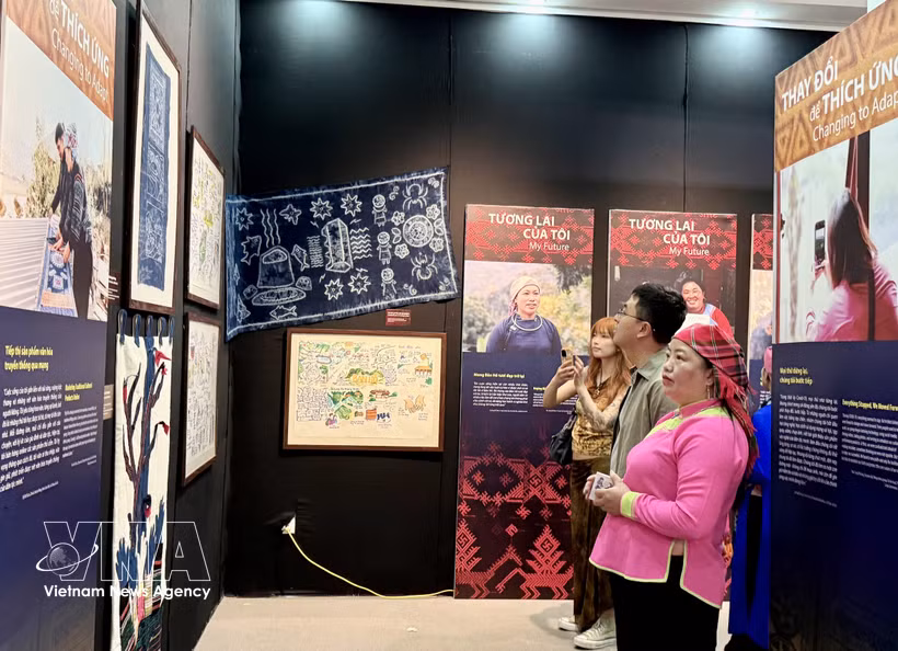 L'exposition "Semer le vert au sommet des nuages" a été inaugurée le 27 mars, au Musée des Femmes du Vietnam (Hanoi), attirant un large public. Photo : VNA
