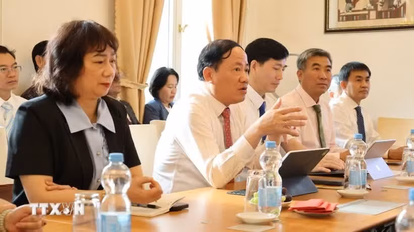 Pham Anh Tuan, secrétaire adjoint du Comité du Parti et président du Comité populaire de la province de Gia Lai, s'exprime lors d'une rencontre avec l'ambassade du Vietnam en Allemagne. Photo : VNA