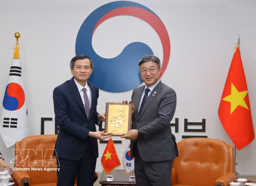 Le secrétaire du Comité central du Parti, Doan Minh Huân, remet un cadeau au de l’Intérieur et de la Sécurité, Yoon Ho Jung. Photo : VNA