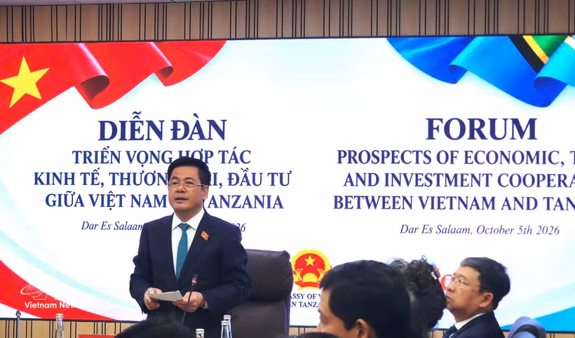 Le vice-président de l’Assemblée nationale du Vietnam, Nguyen Hong Dien, s’exprime lors du forum. Photoe : Département de la promotion du commerce