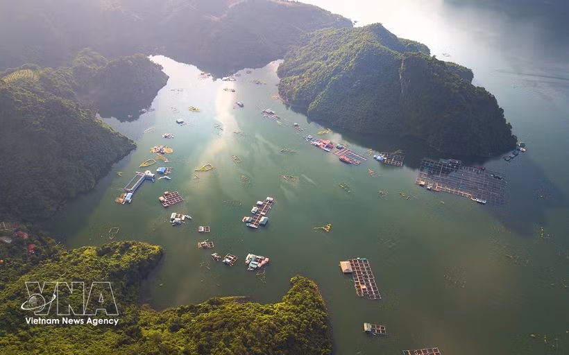 Le lac de Hoa Binh, avec ses eaux limpides et ses paysages spectaculaires, attire de nombreux visiteurs dans la province de Phu Tho. Photo : VNA