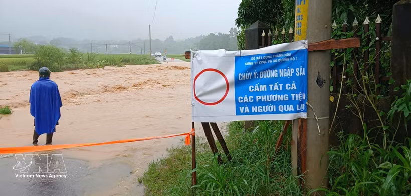 Un point fortement inondé sur une route dans une zone montagneuse de la province de Thanh Hoa. Photo : VNA