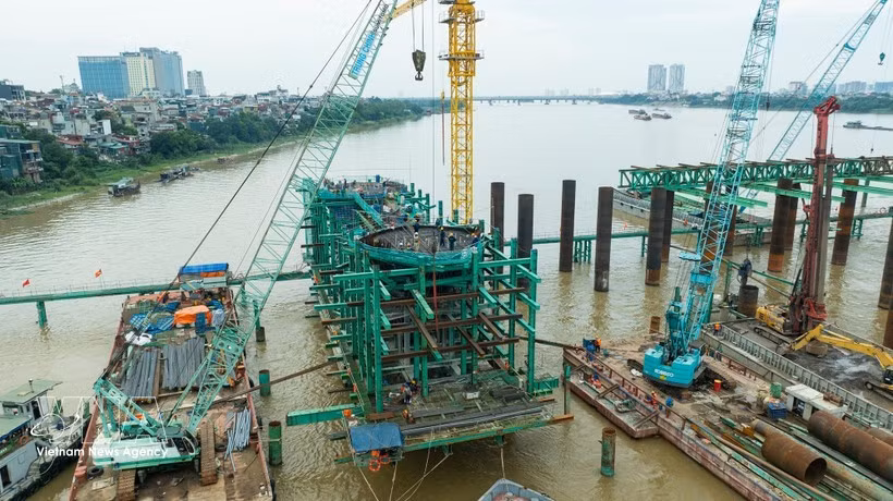 Le projet du pont Tran Hung Dao est accéléré par son investisseur et les entreprises chargées des travaux. (Photo : VNA)