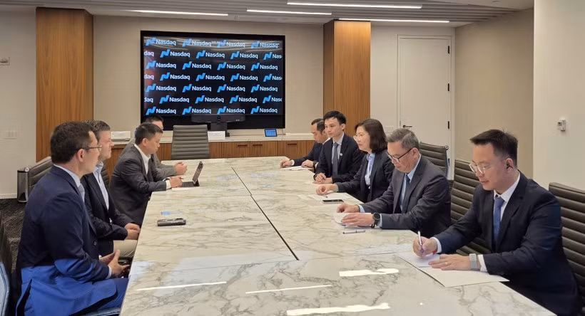 La présidente de la Commission d’État des valeurs mobilières, Vu Thi Chan Phuong, lors de son entretien avec Robert H. McCooey Jr., vice-président du Nasdaq. Photo : SSC