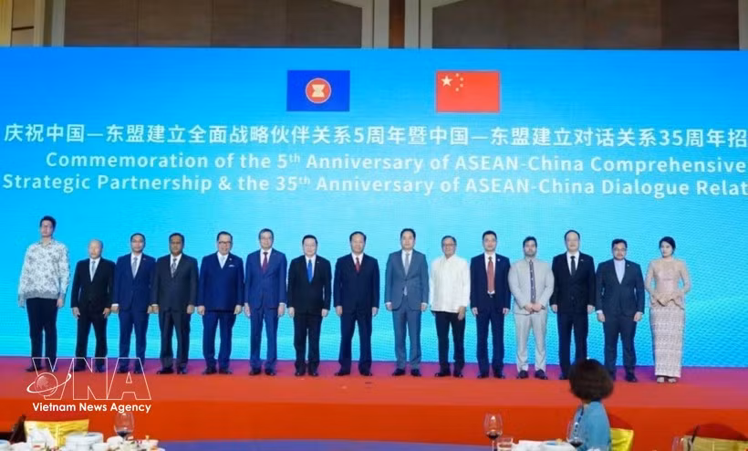 Des délégués assistent, le 15 septembre à Pékin, à la cérémonie marquant le cinquième anniversaire du partenariat stratégique global ASEAN-Chine et le 35e anniversaire des relations de dialogue ASEAN-Chine. Photo : VNA