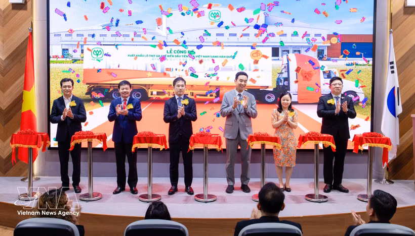 Les dirigeants de C.P. Vietnam et les délégués lors de la cérémonie annonçant l’exportation du premier lot de viande de poulet transformée du Vietnam vers le marché sud-coréen. Photo : VNA