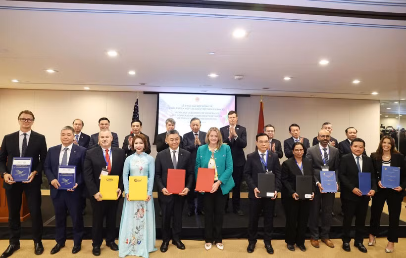 Le secrétaire général du Parti et président de la République, To Lam, et des dirigeants du Parti et de l’État assistent à la cérémonie d’échange d’accords de coopération entre des entreprises vietnamiennes et américaines. Le directeur général de PETROVIETNAM, Le Manh Cuong (5e à partir de la gauche), remet l’accord-cadre de coopération à Chevron. Photo : Petro Times