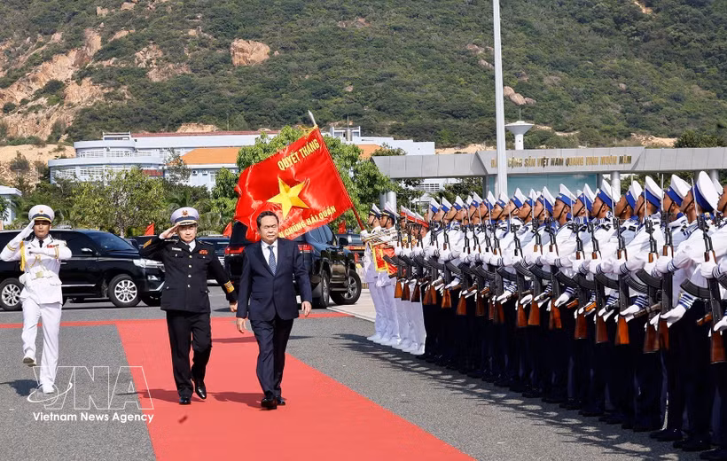 Le président de l’Assemblée nationale, Trần Thanh Mẫn, passe en revue la garde d’honneur de la 189e Brigade de sous-marins, à la base militaire de Cam Ranh, relevant de la 4e Région navale. Photo : VNA
