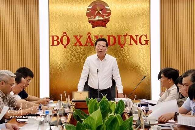 Le ministre de la Construction, Tran Hong Minh, lors d'une réunion consacrée à la définition des missions liées au développement de technologies stratégiques pour le train à grande vitesse. Photo : VNA