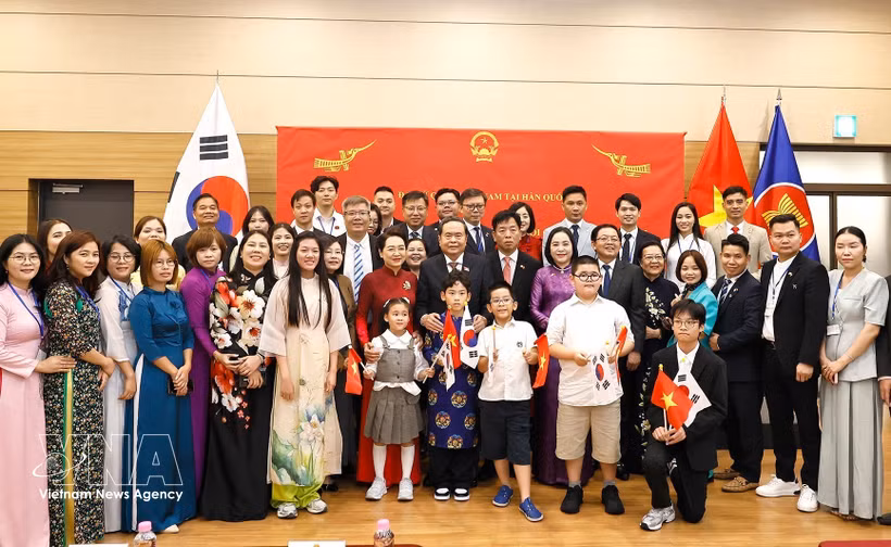 e président de l’Assemblée nationale Trân Thanh Mân et des cadres et employés de l’ambassade du Vietnam ainsi que des représentants de la communauté vietnamienne dans ce pays. Photo: VNA