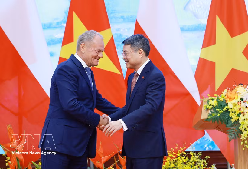 Le Premier ministre vietnamien Lê Minh Hung et son homologue polonais Donald Tusk lors de leur rencontre avec la presse. Photo : VNA