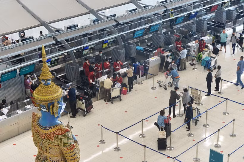 Passagers à l'aéroport international de Bangkok, en Thaïlande (Photo : Xinhua/VNA)