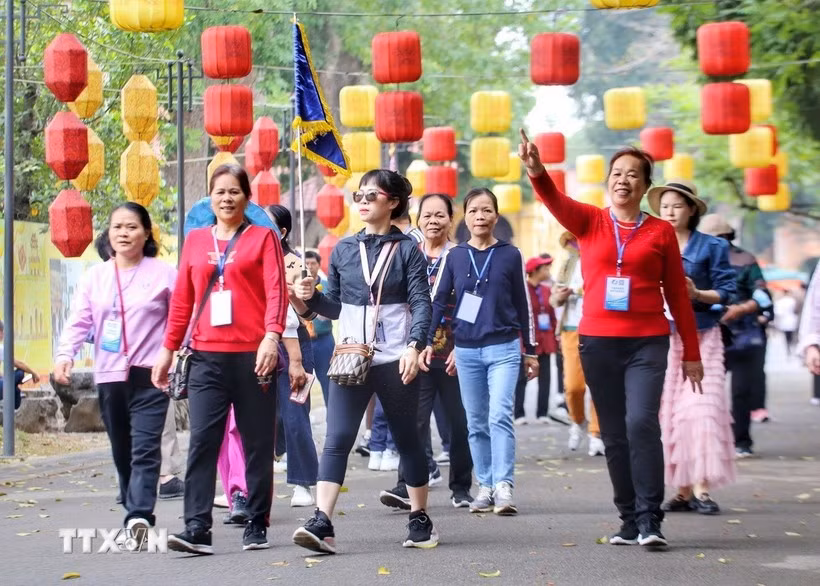 Un groupe de touristes chinois visite le site central de la citadelle impériale de Thang Long. Photo : VNA