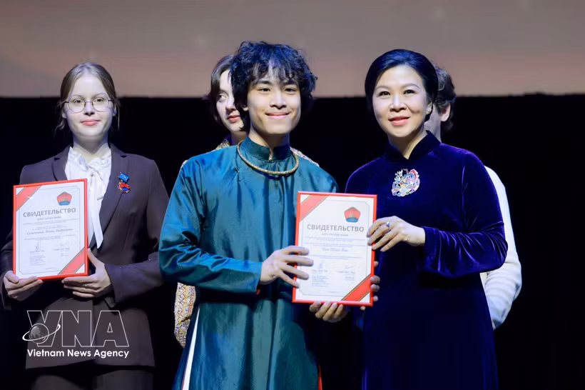 Mme Ngô Phuong Ly, épouse du secrétaire général du Comité central du Parti communiste du Vietnam et président de la République, Tô Lâm, remet des prix aux étudiants ayant obtenu d’excellents résultats. Photo : VNA