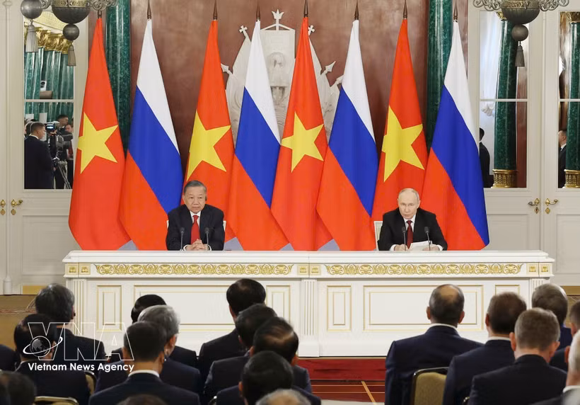 Le secrétaire général du Comité central du Parti communiste du Vietnam et président de la République, Tô Lâm, et le président russe Vladimir Poutine lors de la rencontre avec la presse à l’issue de leur entretien. Photo : VNA 
