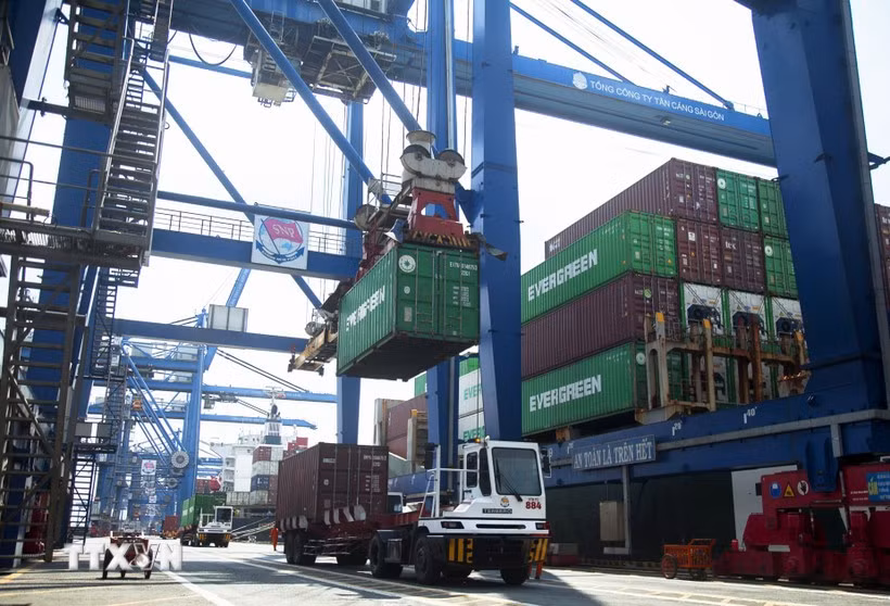 Opérations de manutention de marchandises au port de Cat Lai, dans le quartier de Cat Lai, relevant du système portuaire de Hô Chi Minh-Ville. Photo : VNA