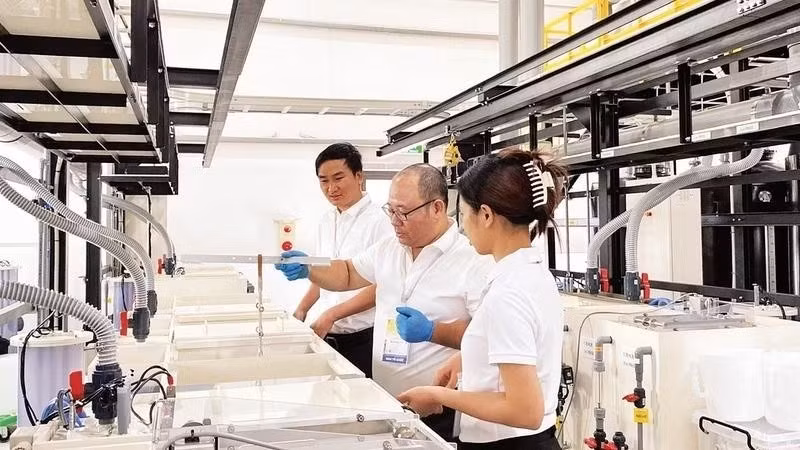 Une ligne de production de la société japonaise Onaga Co., Ltd. à HANSSIP (Photo : nhandan.vn)