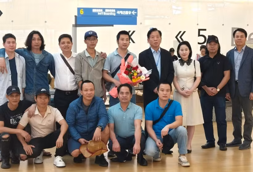 Des membres de l’ambassade du Vietnam en République de Corée accompagnent les marins du M/V Prada à l’aéroport. Photo : Ambassade du Vietnam en République de Corée